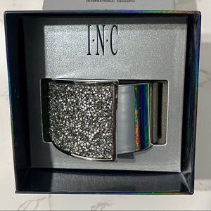 Fashion bracelet with sparkle.